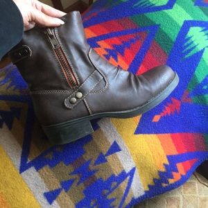 Report “trapper” brown boot size 6 brown bootie